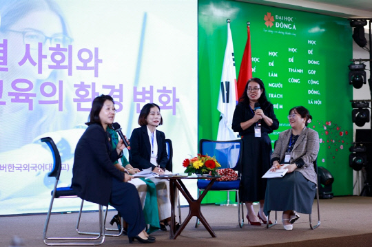 사이버한국외대 KF 글로벌 e-스쿨 사업팀은 지난 11월 22일 베트남 동아대학교에서 베트남 중부지역 한국어 교육자 워크숍을 성료했다.    [사이버한국외대 제공]